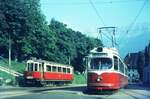 Straßenbahn Innsbruck___Tw der Linie 4 nach Solbad Hall und GT6 Nr.76 [Lohner(DUEWAG-Lizenz)/ ELIN] auf Linie 1 in Bergisel.__10-08-1972