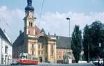 Straßenbahn Innsbruck___Ein GT6 [Lohner/ELIN, DUEWAG-Lizenz] vor der Stiftskirche Wilten,aus dem Betriebsgelände Bergisel kommend, fährt Richtung Innenstadt.__10-08-1972