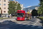 Innsbruck: Wegen Gleisbauarbeiten in der Innenstadt wird die Linie 3 als kombinierte Linie 3/1 geführt. Tw. 304 an der Haltestelle Sonnpark. Aufgenommen 2.8.2023.