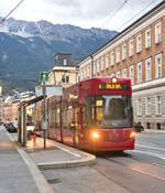 Innsbruck. Mit 14. Juni 2024 wurde die Linie 6 zur Innenstadt und weiter in den Saggen verlängert. Tw. 323 an der Hst. Maximilianstraße. Aufgenommen 25.9.2024.