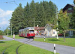 IVB 41 auf Linie 6 von Innsbruck kommend in Igls, 17.09.1990. Der Zug fährt über die Kehrschleife zur Endhaltestelle am Bahnhofsgebäude. Scanbild 95424.