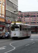 Straenbahnwagen N 72 hat vor kurzem die Haltestelle beim Hauptbahnhof in Innsbruck verlassen und ist in die Salurnerstrae eingebogen. 08.03.08