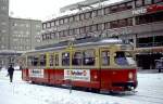 Der 1960 gebaute Lohner-Vierachser 64 steht Anfang Januar 1980 an der Haltstelle Salurner Straße