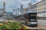 Flexity Cityrunner 067 der zweiten Generation überquert am 31. Mai 2017 den Hauptplatz Linz. Die Fahrzeuge gehören zu den elegantesten mir bekannten Trams.