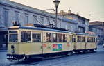 Triebwagen 3 der ESG Linz im April 1975 vor dem Linzer Hauptbahnhof. Damals bedienten die Zweiachser noch komplett die Linie 3 zum Bahnhof Urfahr, die Gelenkwagen verkehrten nur auf der Linie 1. Seit 2004 unterfahren die Straßenbahnen den Hauptbahnhof in einem Tunnel.