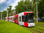 Linz. Wagen 069 der Linz AG ist hier am 04.06.2024 als Linie 2 zur SolarCity, hier bei der Linken Brückenstraße.