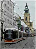 . Der Cityrunner 002 fhrt am 14.09.2010 durch die Landstrae in Linz vor der Kulisse der Ursulinenkirche. (Jeanny)
