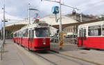Wien Wiener Linien SL 18: E2 4324 mit dem Bw c5 1473 erreicht am Vormittag des 12. Mai 2017 die Endhaltestelle Burggasse / Stadthalle am Neubaugürtel / Urban-Loritz-Platz.