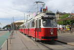 Wien Wiener Linien SL 18 (E2 4033 + c5) Neubaugürtel / Urban-Loritz-Platz (Endhaltestelle Burggasse / Stadthalle (Ausstieg)) am 12.