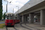 E1 4776 mit c4 1317 (und B1 729) vor der Gleiskreuzung bei der Haltestelle Donauspital U, 26.06.2017