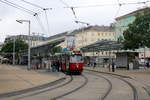 Wien Wiener Linien: An der Haltestelle Franz-Josefs-Bahnhof hält am 2. Juli 2017 eine E2+c5-Garnitur (4003 + 1403) auf der SL D.