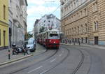 Wien Wiener Linien SL 5 (E1 4791 + c4 1323) VIII, Josefstadt, Skodagasse / Laudongasse am 28. Juni 2017. - Die Morgen-HVZ ist vorüber, und statt die ganze Strecke zur Endstation Praterstern zu bedienen, fährt der Zug vom Wallensteinplatz über die Jägerstraße zum Straßenbahnbetriebsbahnhof Brigittenau in der Wexstraße (im 20. Bezirk). 