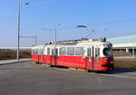 Wien Wiener Linien am 14. Feber / Februar 2017: E1 4763 (+ c4 1309) auf der SL 26 beim Verlassen der Endstation Hausfeldstraße. 