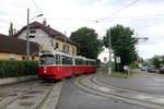 Wien Wiener Linien SL 30: Der Tw E2 4065 mit dem Bw c5 1465 erreicht am Nachmittag des 29.