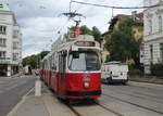 Wien Wiener Linien SL 60: E2 4054 (mit einem Bw des Typs c5) erreicht am 29. Juni 2017 die Haltestelle Dommayergasse in der Lainzer Straße.