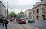Wien Wiener Linien SL 2 (B 685) I, Innere Stadt, Opernring / Kärntner Straße am 2. Mai 2009. - Scan von einem Farbnegativ. Film: Fuji S-200. Kamera: Leica C2.