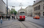 Wien Wiener Linien SL D (E2 4024) I, Innere Stadt, Opernring / Kärntner Straße am 2. Mai 2009. - Scan von einem Farbnegativ. Film: Fuji S-200. Kamera: Leica C2.