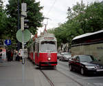Wien Wiener Linien SL D (E2 4028) I, Innere Stadt, Kärntner Ring / Kärntner Straße (Hst. Kärntner Ring / Oper) am 2. Mai 2009. - Scan von einem Farbnegativ. Film: Fuji S-200. Kamera: Leica C2.