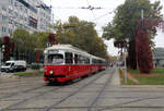 Wien Wiener Linien SL 6 (E1 4528 + c4 1305) XV, Rudolfsheim-Fünfhaus, Neubaugürtel / Mariahilfer Straße am 20. Oktober 2017.