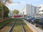 Wien Wiener Linien SL 25: E1 4771 und c4 13x5 biegen am 18. Oktober 2017 von der Tokiostraße in die Prandaugasse ein.