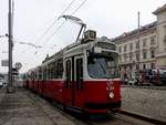 4308 als Linie 71 in Richtung Börse, beim verlassen der Haltestelle Schwarzenbergplatz in Wien; 180222