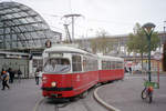 Wien Wiener Linien SL 9 (E1 4832) Westbahnhof (Endstation) am 20. Oktober 2010. - Im Hintergrund ist die imposante Halle des Westbahnhofs zu sehen; das Gebäude steht unter Denkmalschutz. - Scan eines Farbnegativs. Film: Fuji S-200. Kamera: Leica C2.