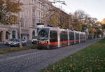 Wien Wiener Linien SL 18 (B 688) XV, Rudolfsheim / Fünfhaus / VII, Neubau, Neubaugürtel am 21. Oktober 2010. - Scan eines Farbnegativs. Film: Fuji S-200. Kamera: Leica CL.