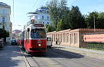 Wien Wiener Linien: Ein wegen Bauarbeiten im äußeren Teil der Währinger Straße umgeleiteter Zug der SL 41 (E2 4025 (SGP 1979) + c5 1425 (Bombardier-Rotax 1978)) erreicht am Sonntag dem 29. Juli 2018 die Haltestelle Vinzenzgasse in der Kreuzgasse (im 18. Bezirk Währing).