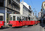 Wien Wiener Linien SL 49 (E1 4554 + c4 1356) VII, Neubau, Neubaustraße am 16. Oktober 2018. - Hersteller der beiden Wagen: Bombardier-Rotax. Bj: 1976.