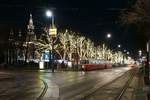 Weihnachtlich geschmückt war der Wiener Rathausplatz in der Vorweihnachtszeit des Jahres 2018. Am 18.12.2018 hielt ein E2-c5-Zug der Linie 71 nach St. Marx bestehend aus E2 4080 und einem unbekannten Beiwagen an der Haltestelle Parlament.