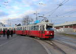 Wien Wiener Linien SL 25 (E1 4827 + c4 1307) XXII, Donaustadt, Kagran, U-Bhf Kagran am 11. Feber / Februar 2019. - Hersteller und Baujahr der Straßenbahnfahrzeuge: 1) E1 4827: SGP 1974; 2) c4 1307: Bombardier-Rotax 1974. 