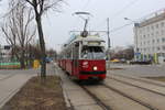Wien Wiener Linien SL 25 (E1 4827 (SGP 1974) + c4 1307 (Bombardier-Rotax 1974)) XXII, Donaustadt, Aspern, Langobardenstraße / Annie-Rosar-Weg / Trondheimgasse am 13. Februar 2019.