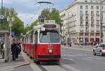 Wien Wiener Linien SL D (E2 4002 (SGP 1977)) I, Innere Stadt, Opernring / Kärntner Straße / Staatsoper am 11. Mai 2019.