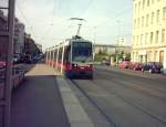 ULF 649 (ULF=Ultra Low Floor)  Als Straenbahnlinie 31 fhrt er in die Station Shuttleworthstrae ein    Juni 2003