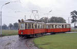 Wien: Die Wiener Straßenbahnen vor 50 Jahren: Am 27. August 1969 befindet sich der M 4076 mit dem m3 5287 auf dem 25er in der Endstellenschleife in Kagran. - Hersteller und Baujahre der Straßenbahnfahrzeuge: Lohnerwerke 1929: M 4076; Simmeringer Waggonfabrik 1928: m3 5287. - Scan eines Farbnegativs. Film: Kodak Kodacolor X. Kamera: Kodak Retina Automatic II. 