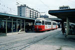 Wien Wiener Stadtwerke-Verkehrsbetriebe / Wiener Linien: Gelenkttriebwagen des Typs E1: Der E1 4467 (Lohnerwerke 1967) auf der SL 167 in der Haltestelle Südtiroler Platz am 2. Mai 1976. - Neuer Scan eines Diapositivs. Film: Agfachrome. Kamera: Leica CL.