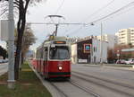 Wien Wiener Linien SL 25 (E2 4062 (SGP 1986) + c5 1462 (Bombardier-Rotax, vorm. Lohnerwerke, 1985)) XXII, Donaustadt, Neukagran, Erzherzog-Karl-Straße / Donaustadtstraße am 29. November 2019.