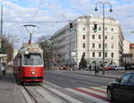Wien Wiener Linien SL D (E2 4008 (SGP 1978)) I, Innere Stadt, Universitätsring (Hst. Rathausplatz / Burgtheater) am 30. November 2019.