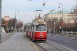 Wien Wiener Linien SL D (E2 4004 (SGP 1978)) I, Innere Stadt, Dr.-Karl-Renner-Ring / Parlament am 1. Dezember 2019.