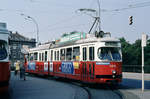 Wien Wiener Stadtwerke-Verkehrsbetriebe / Wiener Linien: Gelenktriebwagen des Typs E1: E1 4514 (Lohnerwerke 1972) auf der SL 10 Hietzing, Kennedybrücke (Endst.) im Juli 1975.