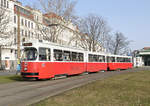 Die Garnitur bestehend aus E2 4321 und Beiwagen c5 1477 war am 23.02.2021 auf der Linie 18 unterwegs und wurde von mir unweit der Station Margaretengürtel fotografiert, im Hintergrund zu sehen ist die  Mollardburg , erste Zentralberufsschule Wiens, erbaut zwischen 1909 und 1911 zu sehen. 