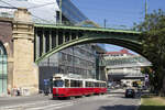 Am 9. August 2019 ist der Zug aus E2 4017 und c5 1417 als Linie D auf der Heligenstädter Straße in Richtung Hauptbahnhof Ost unterwegs. 