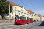 Am 9. August 2019 sind E2 4311 und c5 1511 auf der Linie D in Richtung Hauptbahnhof Ost unterwegs und erreichen in Kürze die Station Spittelau. 