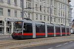 Siemens ULF Tram 651, auf der Linie 71, fährt durch den Rennweg.