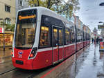 Straßenbahn Wien Zug 321 auf der Linie 11 nach Kaiserebersdorf in Reumannplatz, 24.11.2022.