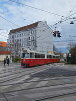 Am 05.04.2022 war der E2-c5-Zug aus E2 4319 und c5 1487 als Linie 1 auf dem Weg von der Prater Hauptallee zum Stefan-Fadinger-Platz im 10.