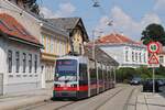 Ulf B 697 als Linie 60 nach Rodaun in der Lainzer Straße kurz vor der Haltestelle Stadlergasse. (19.08.2023)