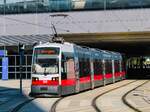 Wien. Der ULF 666 ist hier am 29.09.2023 als Linie D bei der Haltestelle Hauptbahnhof-Ost zu sehen.