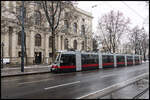 Nächst dem Maria Theresien Platz rollen die Strassenbahnen der Wiener Linien im dichten Verkehr über den Ring .