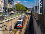 Wien. ULF 679 der Wiener Linien, fährt hier am 06.08.2024 gerade als Linie 1 in die unterirdische Station  Hauptbahnhof / Südtiroler Platz  ein.